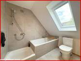Badezimmer im Dachgeschoss - 