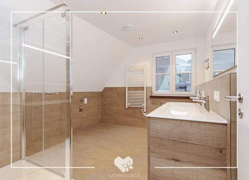 Bad mit Badewanne und Dusche - 