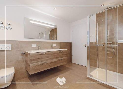 Bad mit Badewanne und Dusche - 