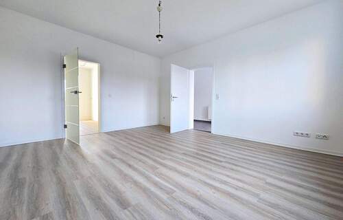 Wohnzimmer - Erstbezug nach Sanierung in Aken - Modernes Reihenhaus mit 5 Zimmern & Garten