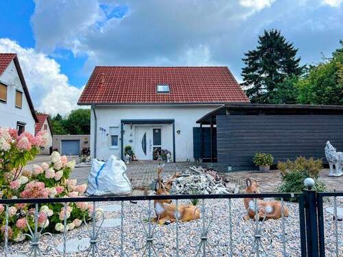 Straßenansicht - Einfamilienhaus mit Wohnrecht gegen Mietzahlung zu verkaufen.