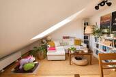 Wohnzimmer Bild 1 - Sehr gemütliche, aber schräge 3-Zi. DG Wohnung in Bornheim Nähe Uhrtürmchen.