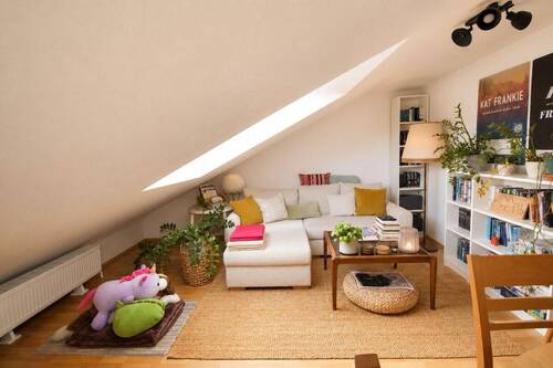 Wohnzimmer Bild 1 - Sehr gemütliche, aber schräge 3-Zi. DG Wohnung in Bornheim Nähe Uhrtürmchen.