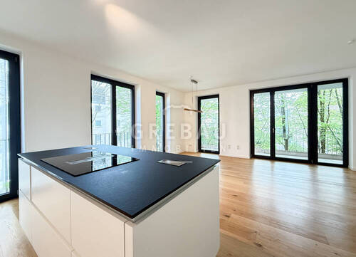 offene Küche zum Wohn-/Essbereich - Urban mit Fahrstuhl und zwei PKW-Stellplätzen: Exklusive 3-Zimmer-Neubauwohnung mit großem Balkon