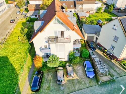 Außenansicht mit Stellplätzen - 1 Zimmer Mehrfamilienhaus, Wohnhaus in Gaggenau