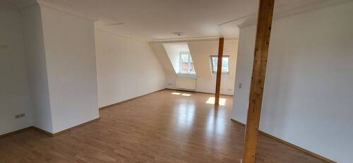 Wohnzimmer - ***Großzügige 3-Raum-Dachgeschosswohnung mit Dachterrasse und Einbauküche in Leipzig***