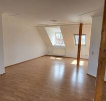 ***Großzügige 3-Raum-Dachgeschosswohnung mit Dachterrasse und Einbauküche in Leipzig***