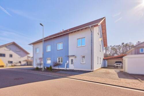 Straßenansicht - Neuwertige Doppelhaushälfte in hervorragender Wohnlage!