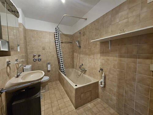 Bad mit Wanne - 