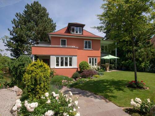 Stilvoller Empfang und Hauszugang mit schön angelegtem Vorgarten - 7 Zimmer Einfamilienhaus in Gerlingen
