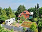 Hausansicht vom Eingangstor mit Garage und Stellplatz aus der Vogelperspektive - Einfamilienhaus mit 207,00 m² in Gerlingen zum Kaufen