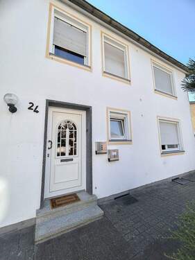 1 Straßenansicht - 4 Zimmer Mehrfamilienhaus, Wohnhaus zum Kaufen in Übach-Palenberg / Marienberg