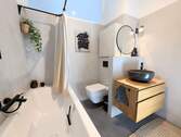 Badezimmer mit Badewanne - 