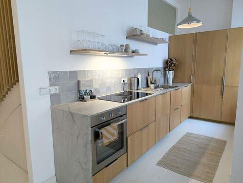 Küche mit Natursteinplatte - 3 Zimmer Etagenwohnung in Berlin