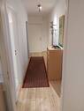 Flur - Blick Richtung Eingang - Helle 2 Zimmer Wohnung mit EKB und Balkon