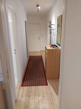 Flur - Blick Richtung Eingang - Helle 2 Zimmer Wohnung mit EKB und Balkon