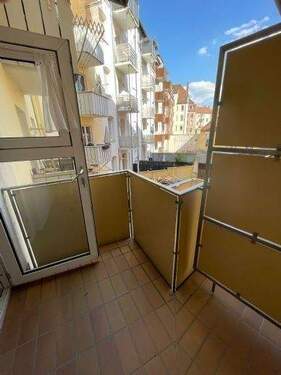 Balkon mit Blick in den Hinterhof - 