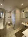 Bad mit Wanne und Fenster - 