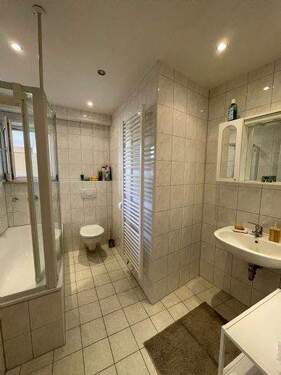 Bad mit Wanne und Fenster - 