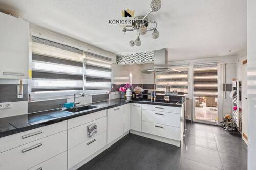 Durch die Küche auf den Balkon zum entspannen - 