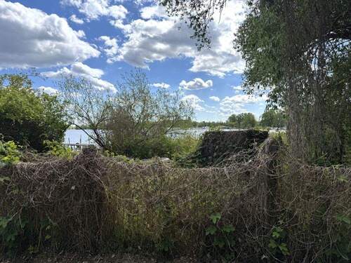 Ein Seegrundstück, wild romantisch - 