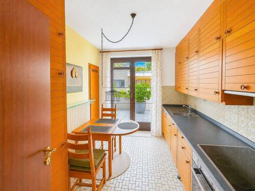 Praktische Küche mit Zugang zum Balkon - 