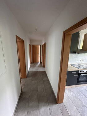 Flur - 4-Zimmer Whg in Herborn Stadt mit Balkon, Einbauküche, Tageslichtbad und Stellplatz