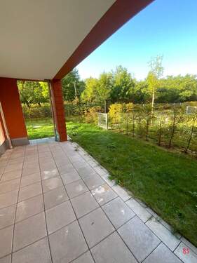 Terrasse mit hellen Platten - 