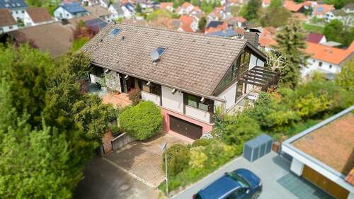 Drohnenaufnahme - Familienidyll in Hanglage: Modernes Holzständerhaus mit Einliegerwohnung und traumhaftem Ausblick