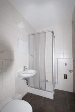 Bad mit Dusche - 