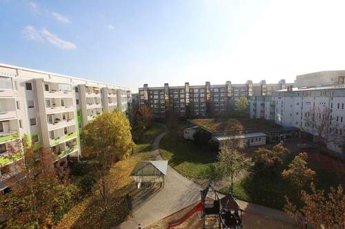 Balkonaussicht - Etagenwohnung mit 68,90 m&sup2; in Gera zur Miete