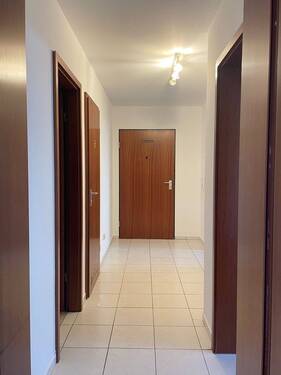 Korridor - Blick vom Wohnzimmer zum Eingang.jpg - 