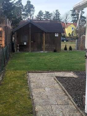 Blick in den Garten auf das Gartenhaus.jpg - 