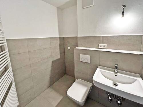 Modernes Badezimmer - 2 Zimmer Etagenwohnung in München