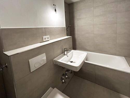 Neues Wannenbad - Etagenwohnung mit 57,40 m&sup2; in München zur Miete