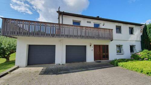 Straßenansicht / Hauszugang - EFH, 2 Terrassen, 2 Garagen, 825 m² Grundstück STATUS: RESERVIERT