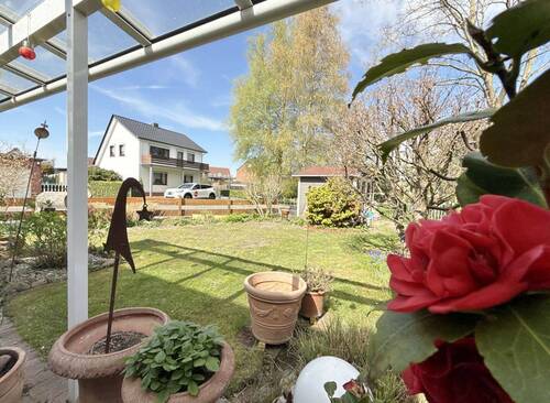 mit tollem Blick in den Garten - 