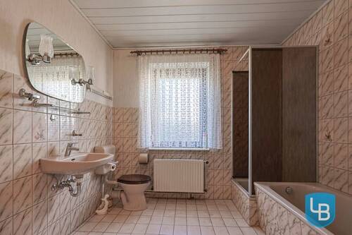 Badezimmer - 4 Zimmer Doppelhaushälfte zum Kaufen in Kiel / Südfriedhof