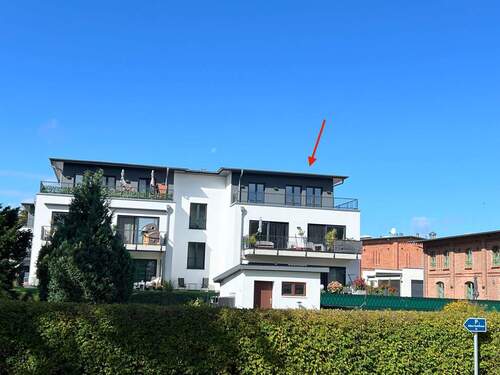 Hausansicht - Moderne 3-Zimmer-Wohnung mit Dach-Terrasse und TG-Stellplatz in Klink