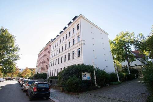 Gebäudeansicht - WOHNEN MIT FLAIR Vermietete 2-Raum-Wohnung mit West-Balkon in unmittelbarer Parknähe