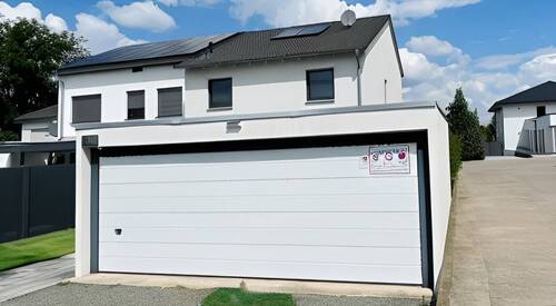 Garage vor dem Haus - 5 Zimmer Doppelhaushälfte in Erfurt