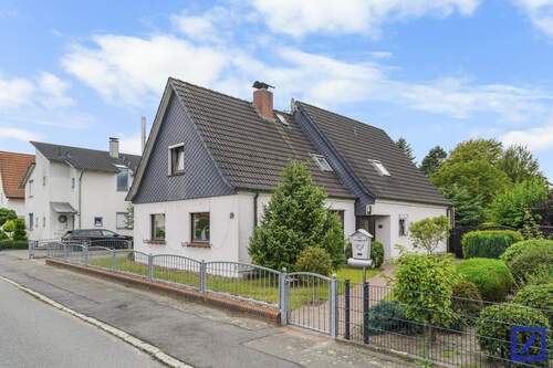 Hausansicht vorne - Großzügiges Zuhause für Familien - mit Garten, Spielplatz und viel Raum für gemeinsames Leben