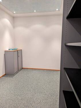 Lager/Büro/Verkaufsfläche - 