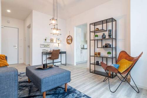 Beispiel eines offenen Wohnzimmer mit weißen Wänden, weißer Decke und holzfarbenen Vinylboden - 