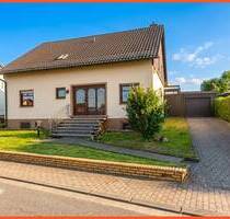 Nähe Saarlouis - Charmantes Einfamilienhaus mit Garage in idyllischer Sonnenlage - Überherrn / Berus