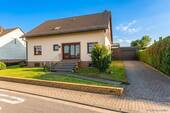 Freistendes Einfamilienhaus mit Garage - 8 Zimmer Einfamilienhaus zum Kaufen in Überherrn / Berus