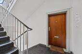 Treppenhaus und Wohnungseingang - 