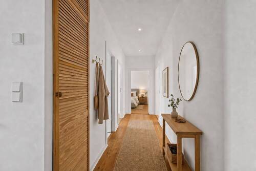Flur Staged (KI-generierter Inhalt) - 3 Zimmer Etagenwohnung zum Kaufen in Berlin
