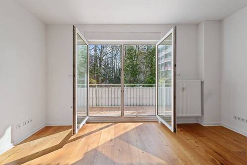 Wohnzimmer und Zugang zum Balkon - 