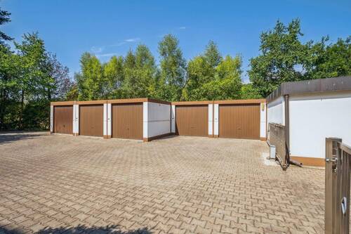 Garagenhof mit Tor - 